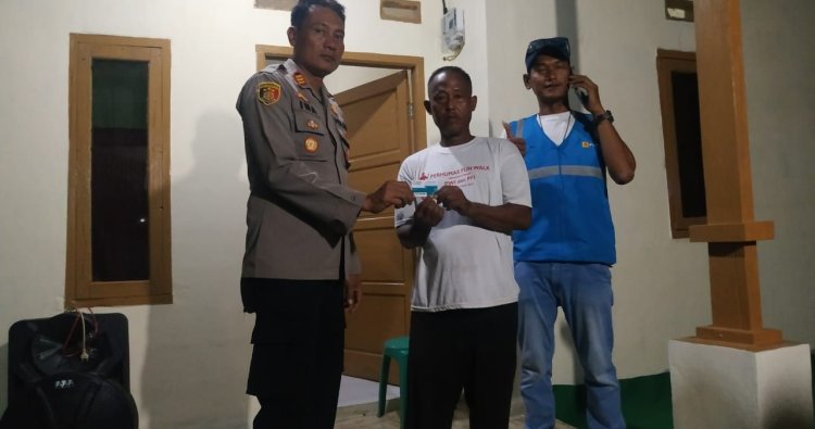 Polsek Tukdana dan PLN ULP Cikedung Kerjasama Berikan Bantuan Pemasangan Listrik Kepada Warga Kurang Mampu di Desa Kerticala